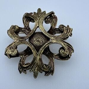 Vintage Gold Tone Brooch Pin Pendant Classic Jewelry 3-Dimensional